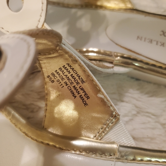 AK Anne Klein Achazie Thong Sandals in White and Gold - Picture 9 of 11